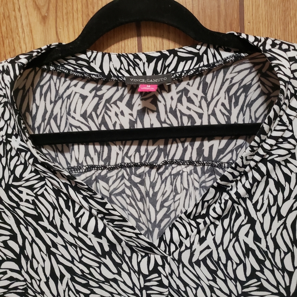 Vince Camuto Knit Blouse Women Size M Vneck Black White "Floral" Pattern - Picture 4 of 7